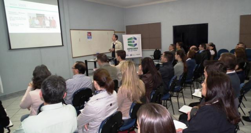 Representante do Cejesc palestra em café com empreendedores de Pinhalzinho