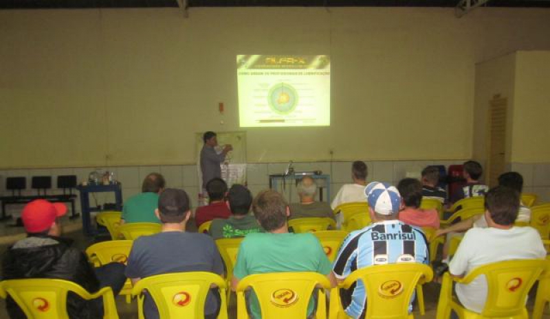 Treinamento sobre lubrificantes reúne nucleados