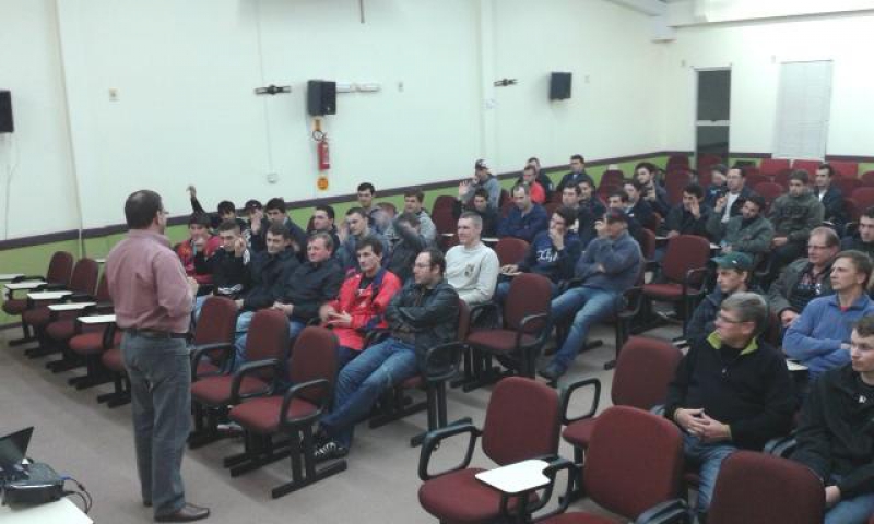 Núcleo de Automecânicas promove palestra sobre freios