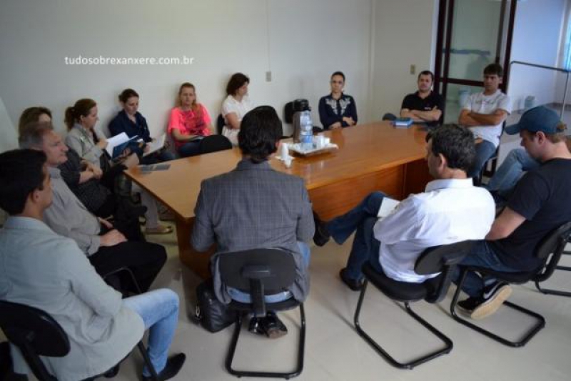 Mão de obra estrangeira pauta reunião com Associações Empresariais