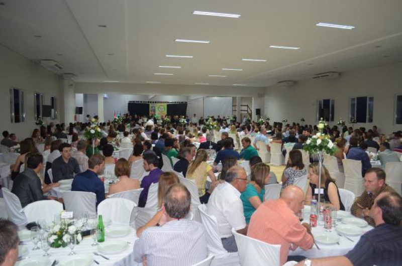 Novo Conselho Diretor da ACISMO é empossado em evento festivo