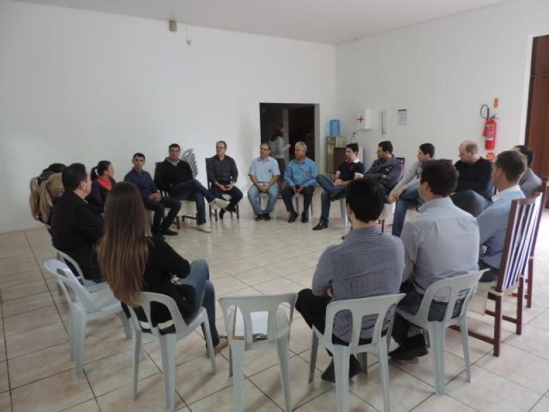 Agro Industrial Catarinense recebe visita de jovens empreendedores