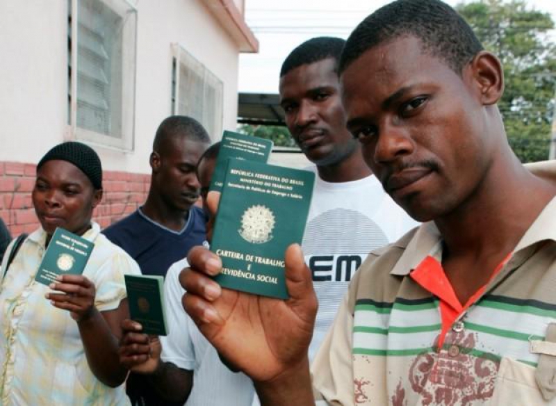 Empresas de SC fazem seleção de emprego com imigrantes no Acre