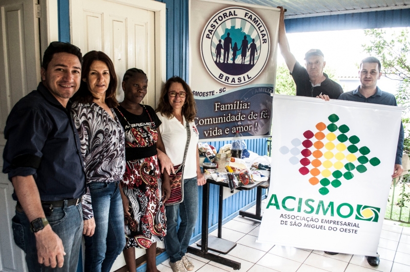 ?Acismo e Pastoral da Família entregam donativos