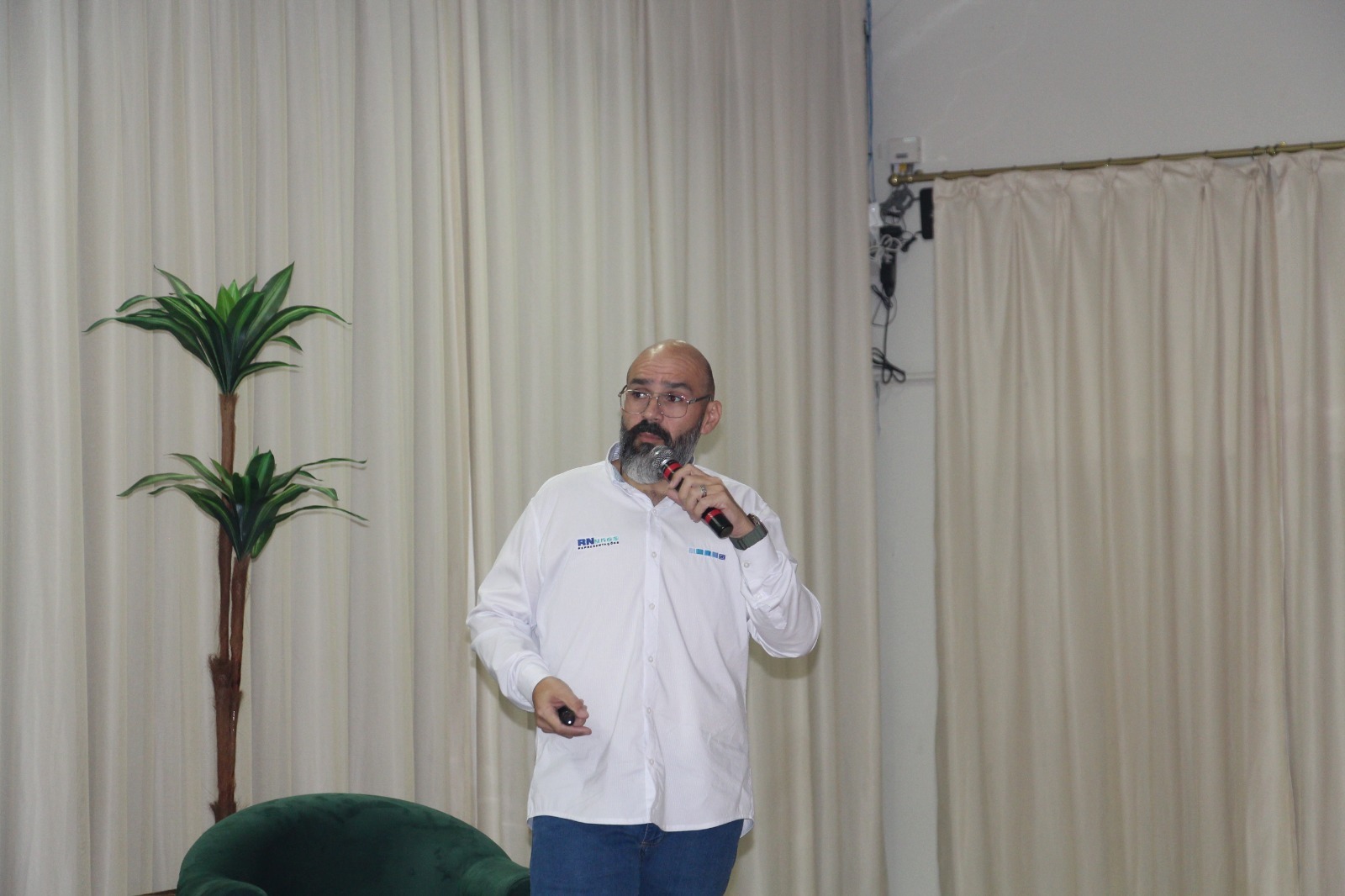 Café com empresários aborda fontes de energia sustentáveis e formas de reduzir a conta de luz